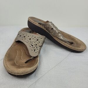 Clarks Artisan gold metallic leather thong sandals studs boho vacation edgy 9.5
